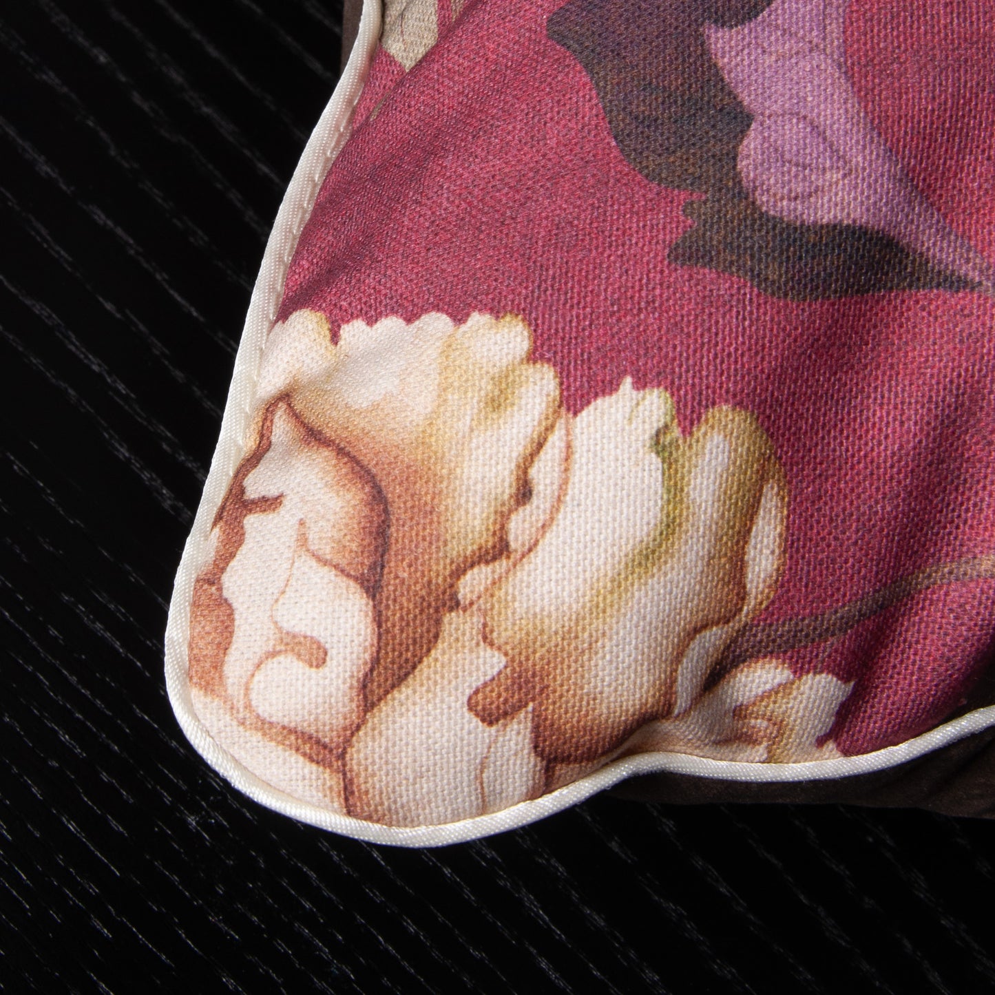 Dekokissen weinrot mit Kranichen und Blumen – asiatisches Boho Kissen, Vintage Design für Sofa, Sessel, Bett