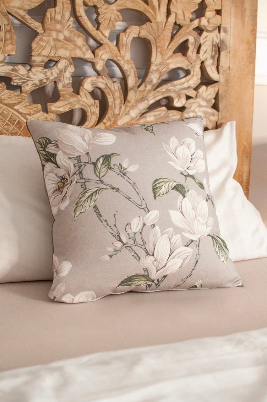 Dekokissen 40 x 40 cm Stoff Baumwolle Floral Beige weiße Blumen Rückseite Samt Beige