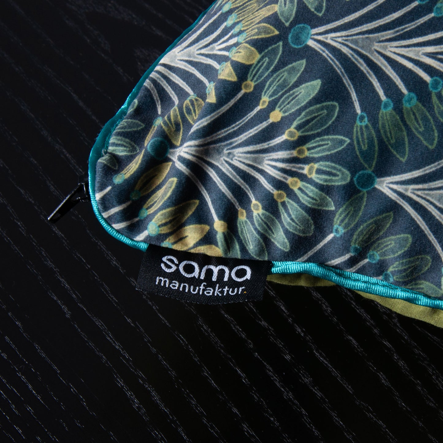 Handgefertigtes Samt Dekokissen im Art Deco Stil mit türkisem Paspelband