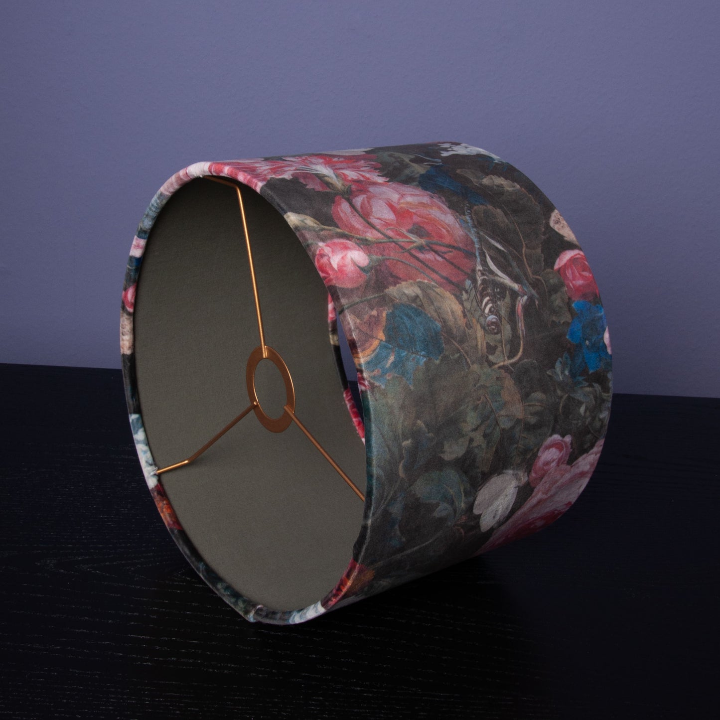 Lampenschirm Blumen Barock – Dunkler Stofflampenschirm mit opulentem Blumendesign