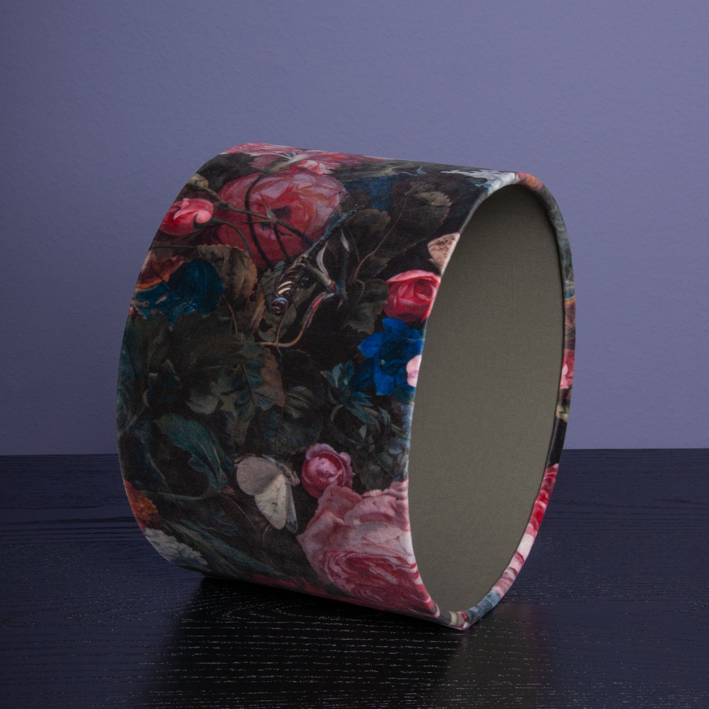 Lampenschirm Blumen Barock – Dunkler Stofflampenschirm mit opulentem Blumendesign
