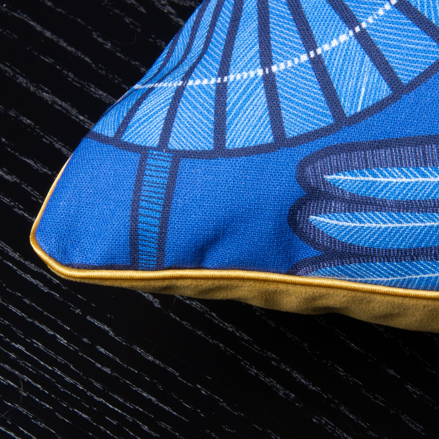 Dekokissen 40 x 40 cm Stoff Baumwollstoff Blau mit abstraktem Blättermuster, Rückseite Samt Karamellfarben