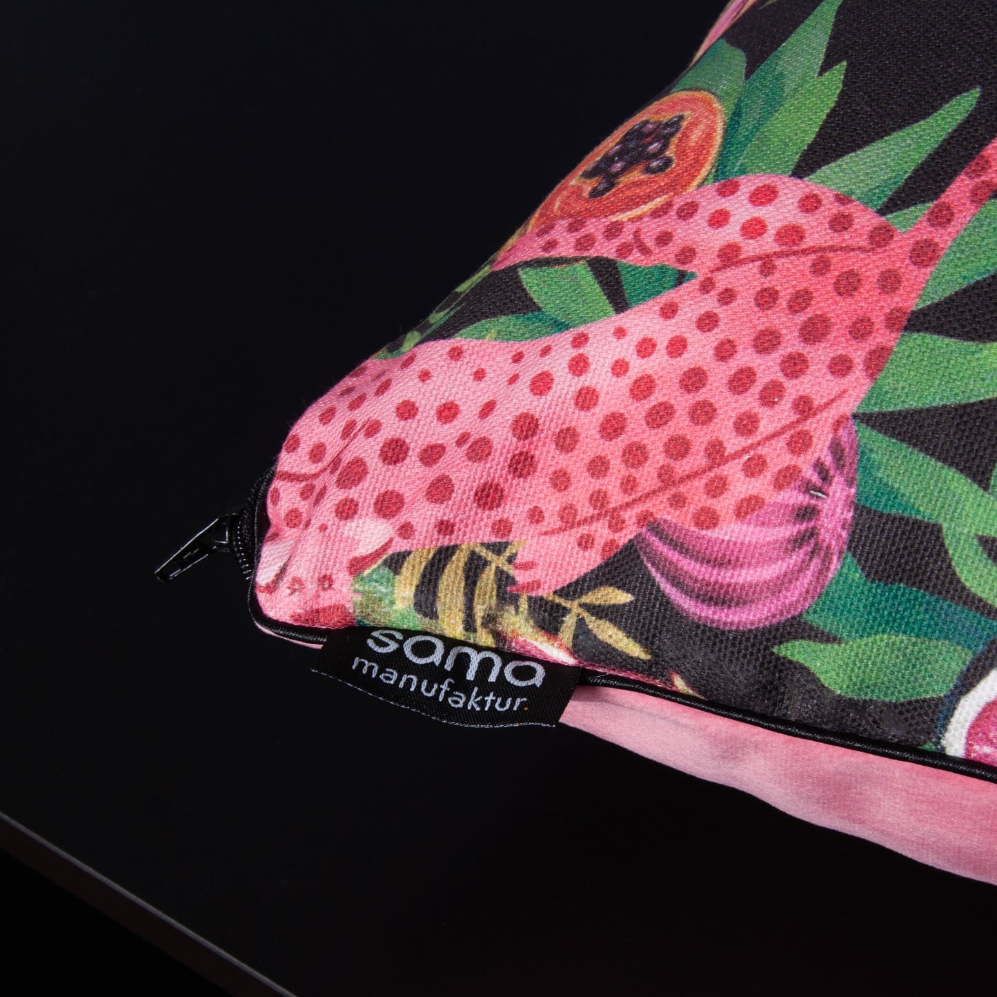 Dekokissen 40 x 40 cm Stoff Baumwollstoff Dschungel Tropisch Leoparden pink Früchte, Rückseite pinker Samt
