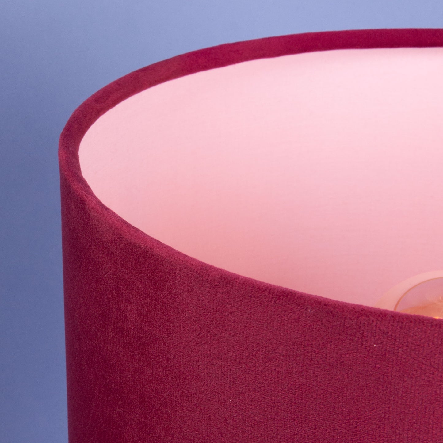 Tischleuchte Bordeaux Samt – Handgefertigte Designleuchte mit rosa Innenstoff