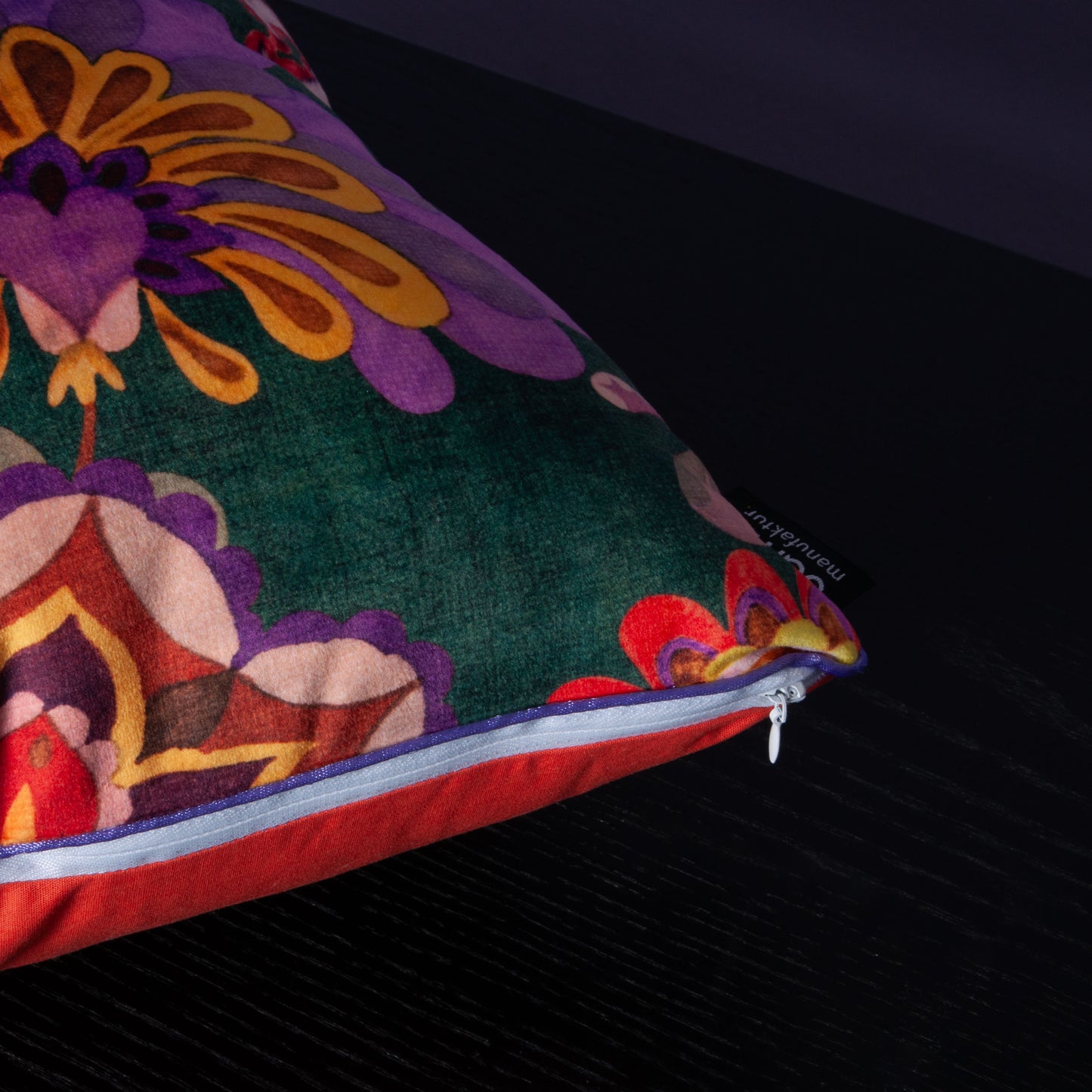 Handgefertigtes Samt Dekokissen mit floralem Muster in Petrol, Orange und lila Paspelband