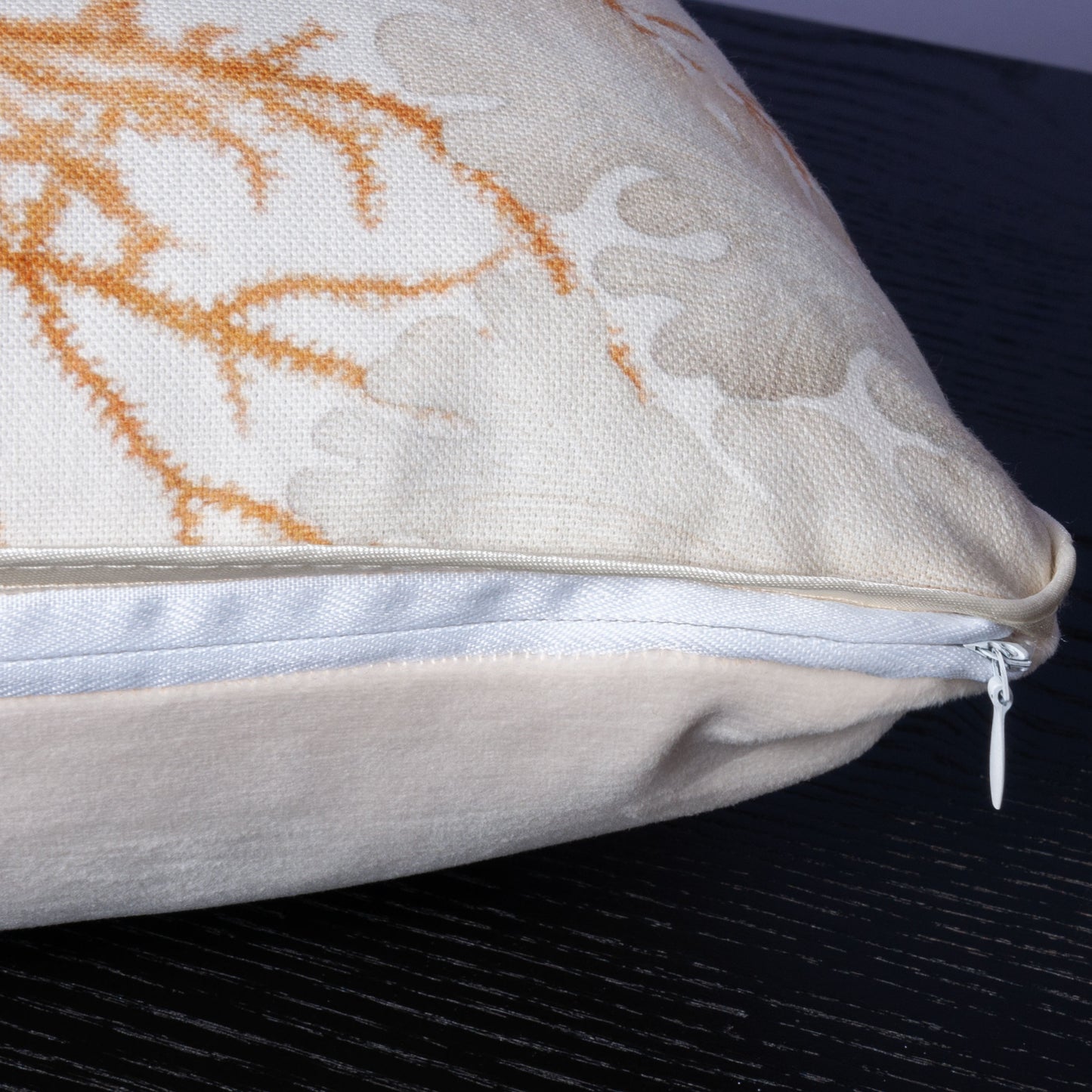 Dekokissen 40 x 40 cm Baumwollstoff mit Korallenmotiv, Rückseite Samtstoff Cremeweiss