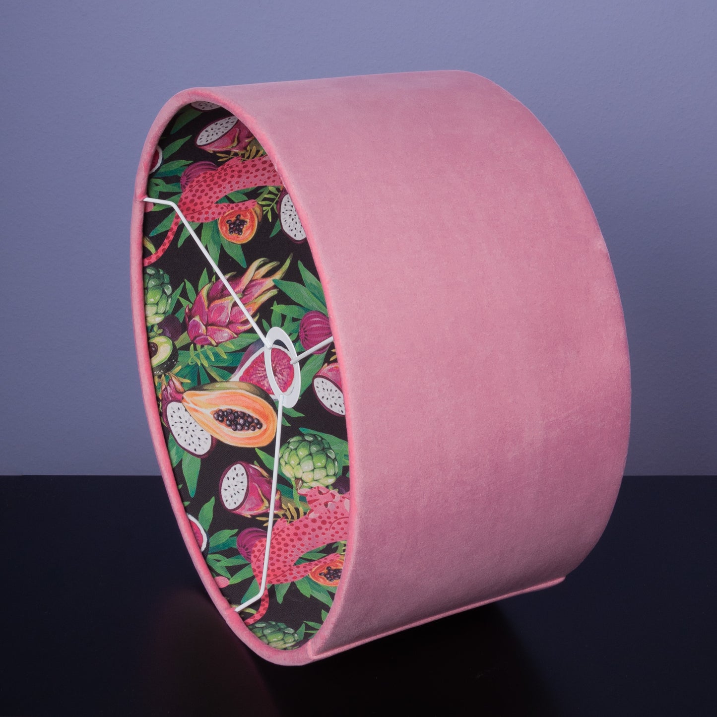 Lampenschirm Samt Pink – Exotisches Leoparden- & Früchte-Muster – Dopamin-Dekor und Tropical Glam