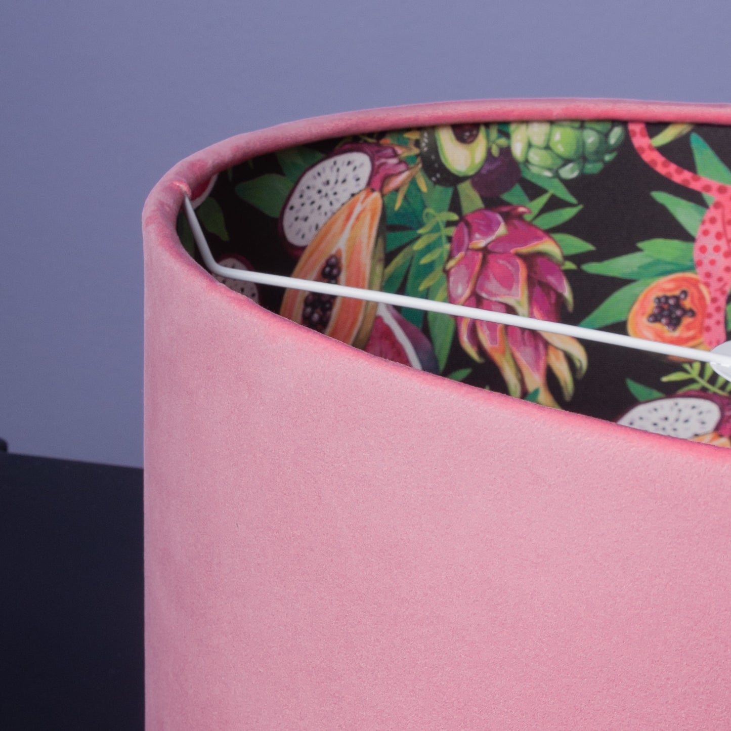Lampenschirm Samt Pink – Exotisches Leoparden- & Früchte-Muster – Dopamin-Dekor und Tropical Glam