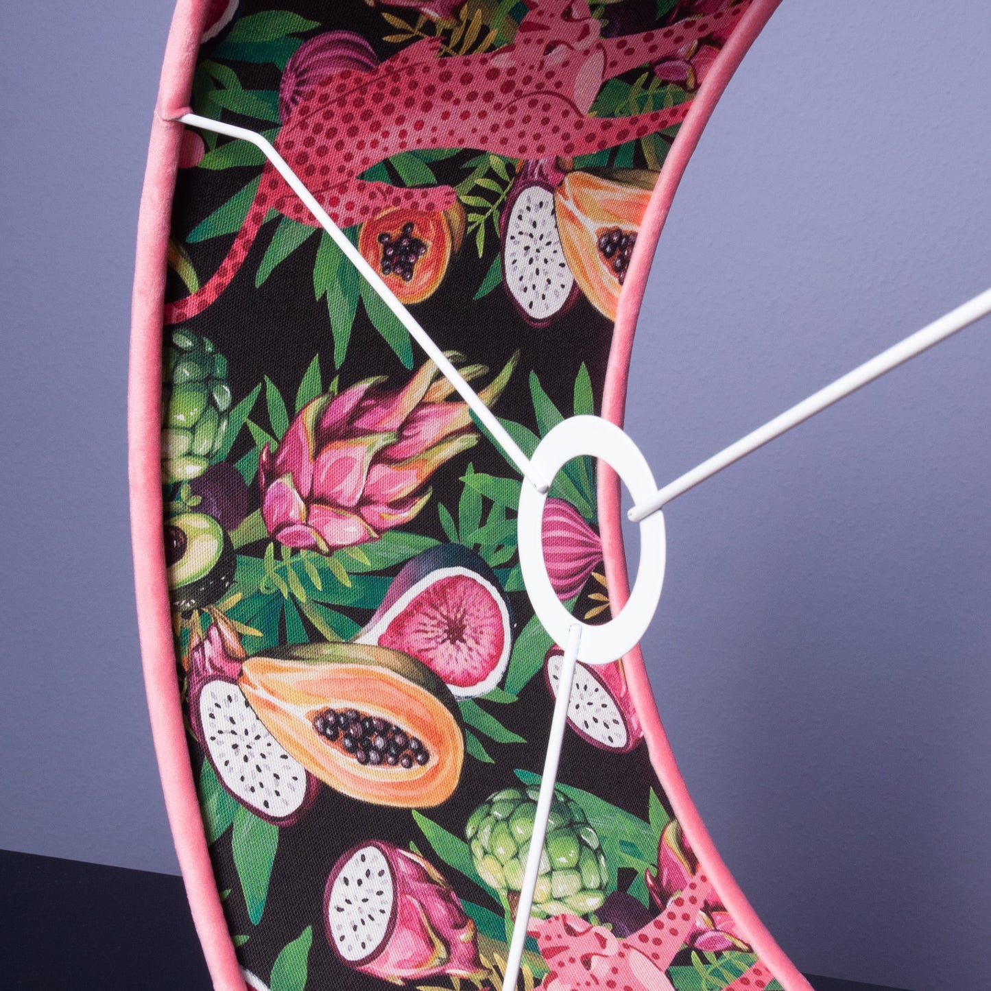 Lampenschirm Samt Pink – Exotisches Leoparden- & Früchte-Muster – Dopamin-Dekor und Tropical Glam