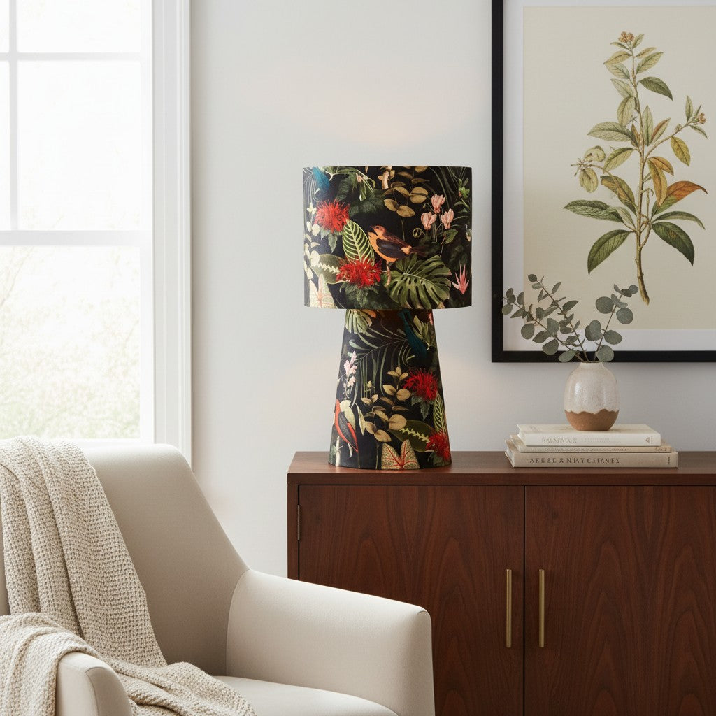 Exotische Tischleuchte mit Dschungelmotiv – Handgefertigte Designerlampe | Sama Manufaktur