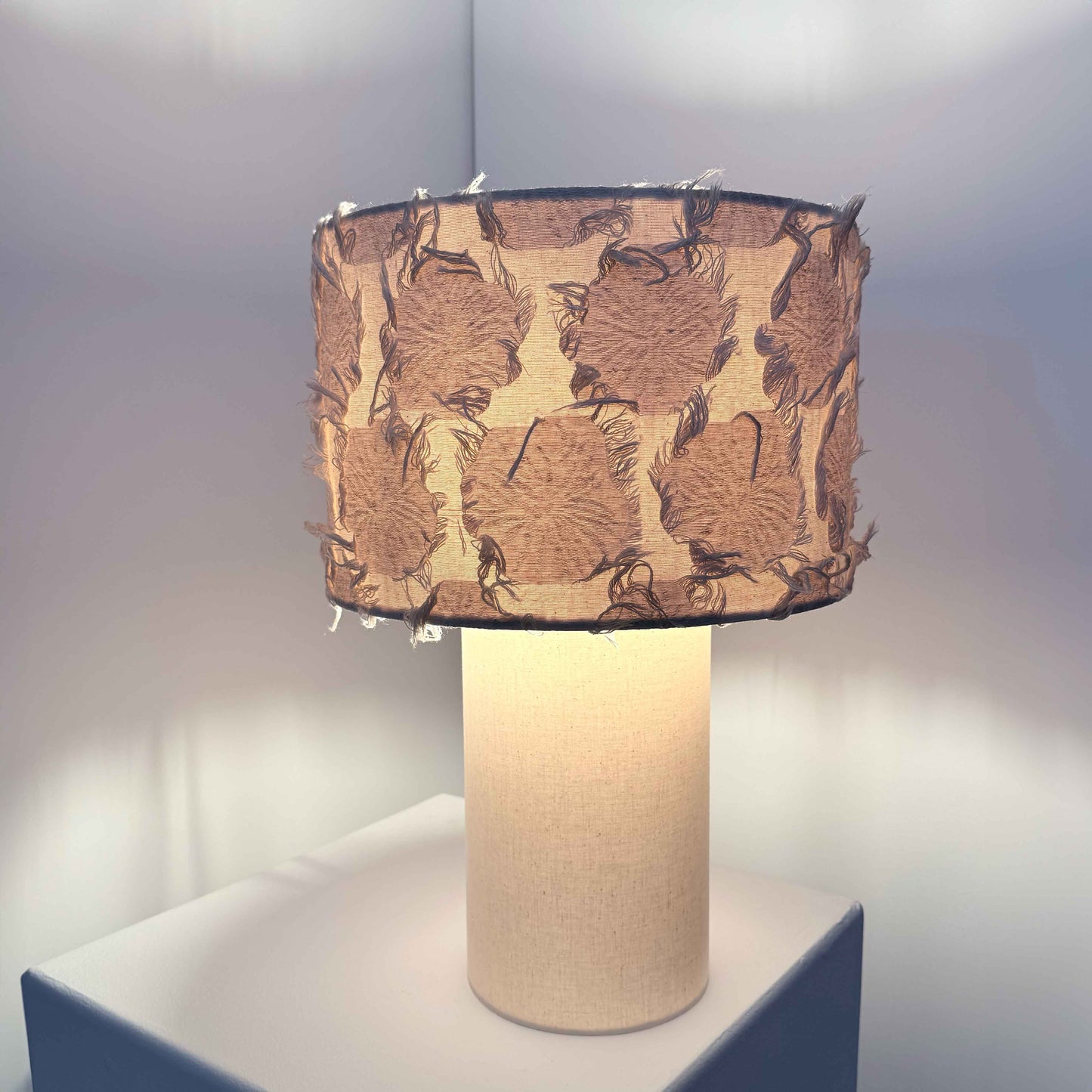 Lampe de table artisanale en lin beige – Luminaire design méditerranéen