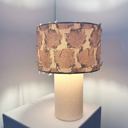 Lampe de table artisanale en lin beige – Luminaire design méditerranéen
