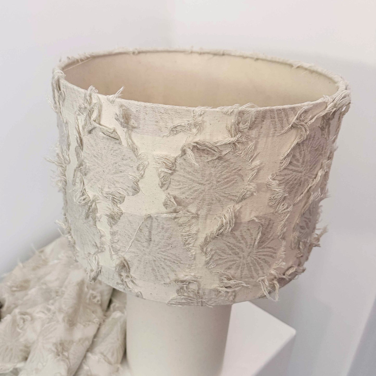 Lampe de table artisanale en lin beige – Luminaire design méditerranéen