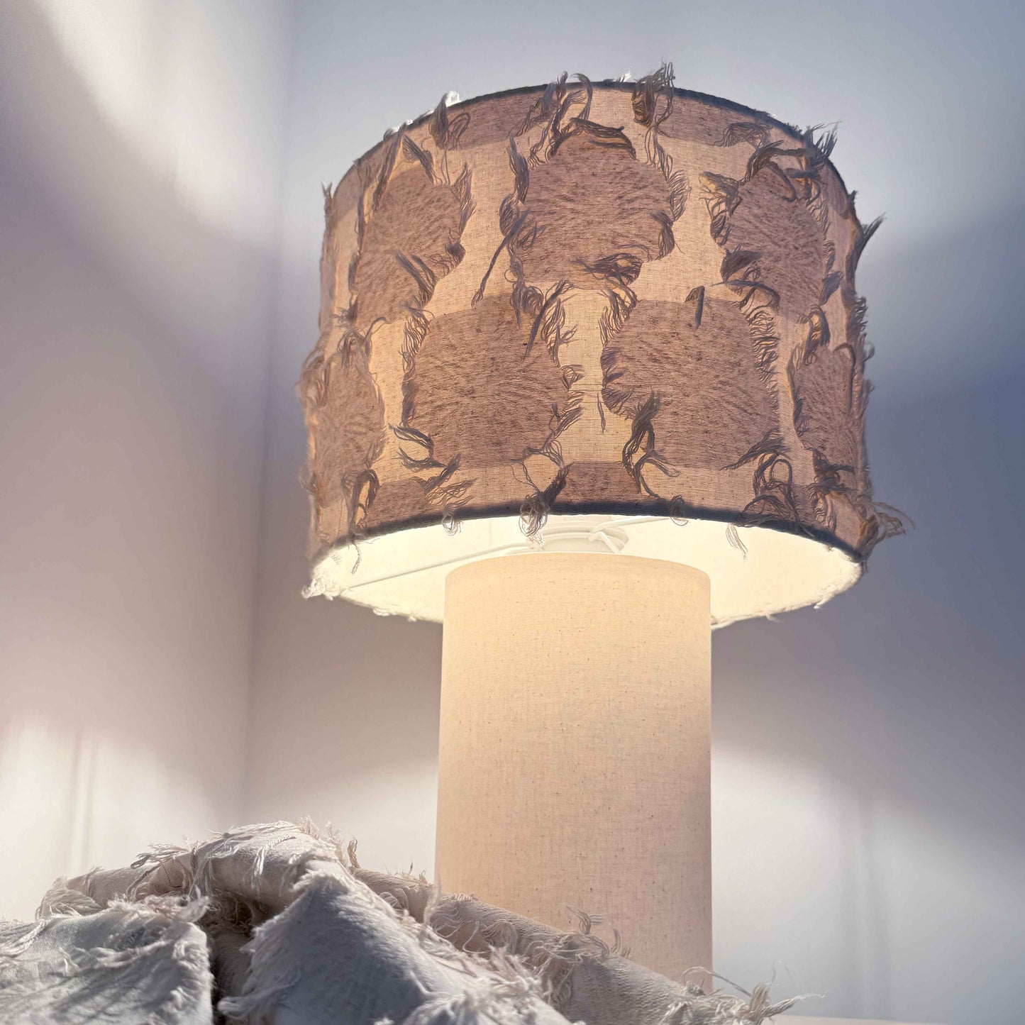 Lampe de table artisanale en lin beige – Luminaire design méditerranéen