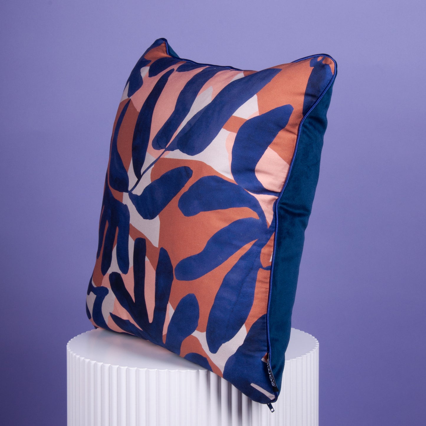 Dekokissen 40 x 40 cm Baumwollsatin Blau Rosa abstrakt, Rückseite Samt dunkelblau