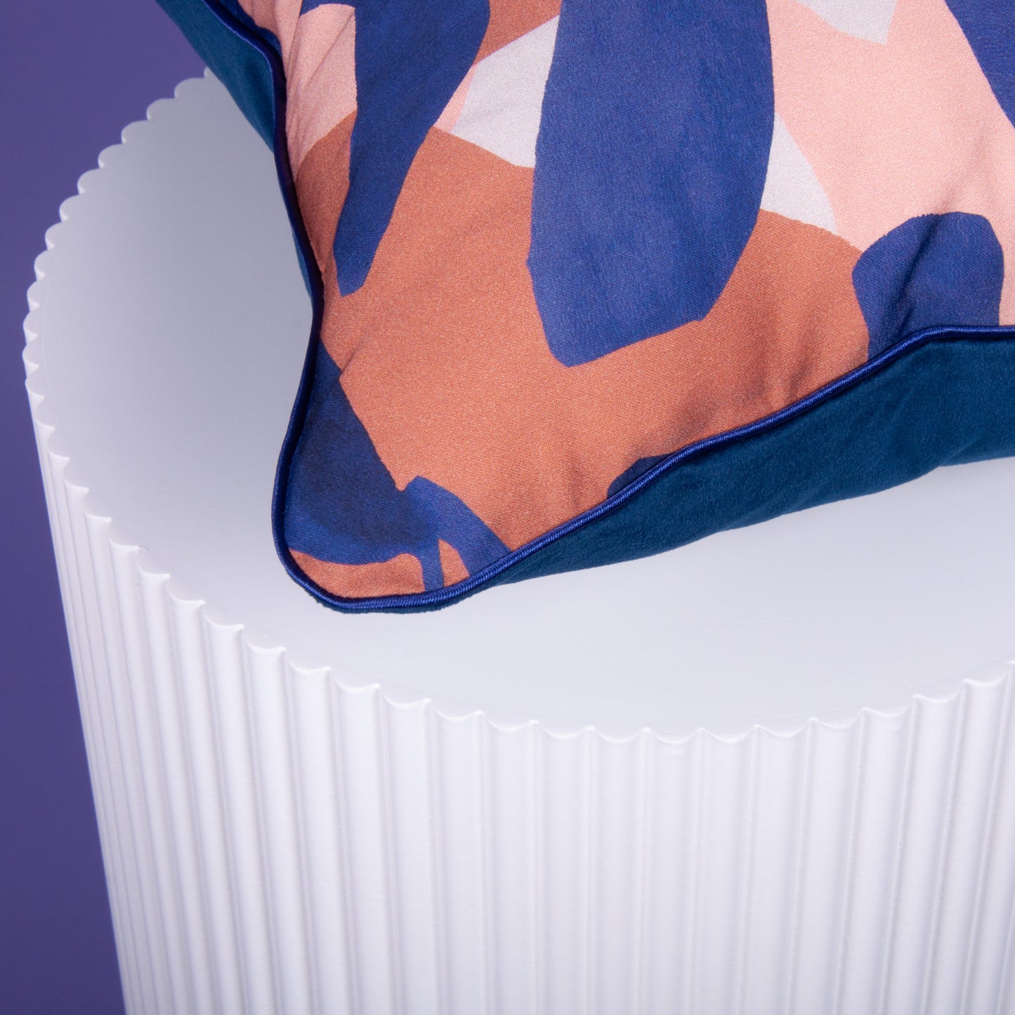 Dekokissen 40 x 40 cm Baumwollsatin Blau Rosa abstrakt, Rückseite Samt dunkelblau