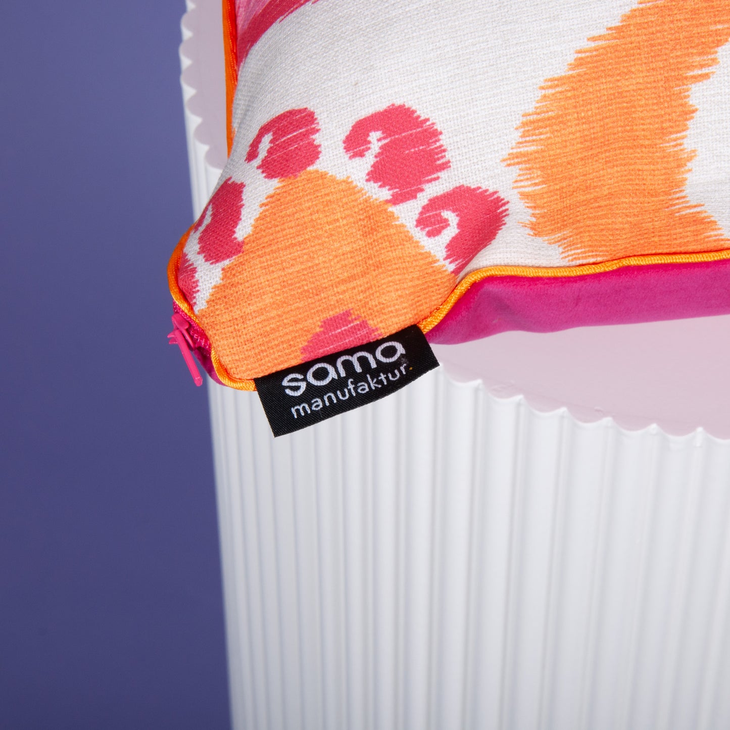 Dekokissen 40 x 40 cm Baumwollstoff Ikat-Muster, Rückseite Samt Pink