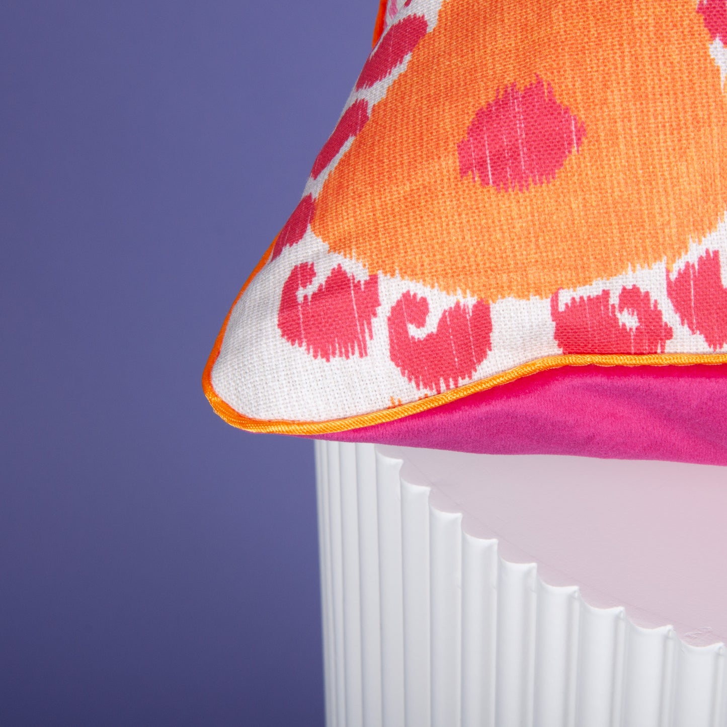 Dekokissen 40 x 40 cm Baumwollstoff Ikat-Muster, Rückseite Samt Pink