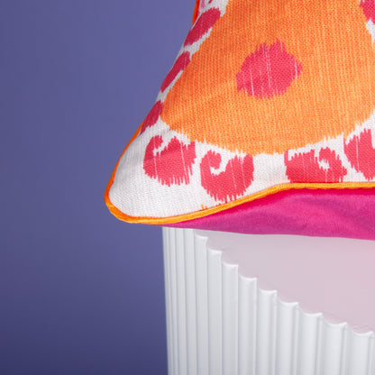 Dekokissen 40 x 40 cm Baumwollstoff Ikat-Muster, Rückseite Samt Pink