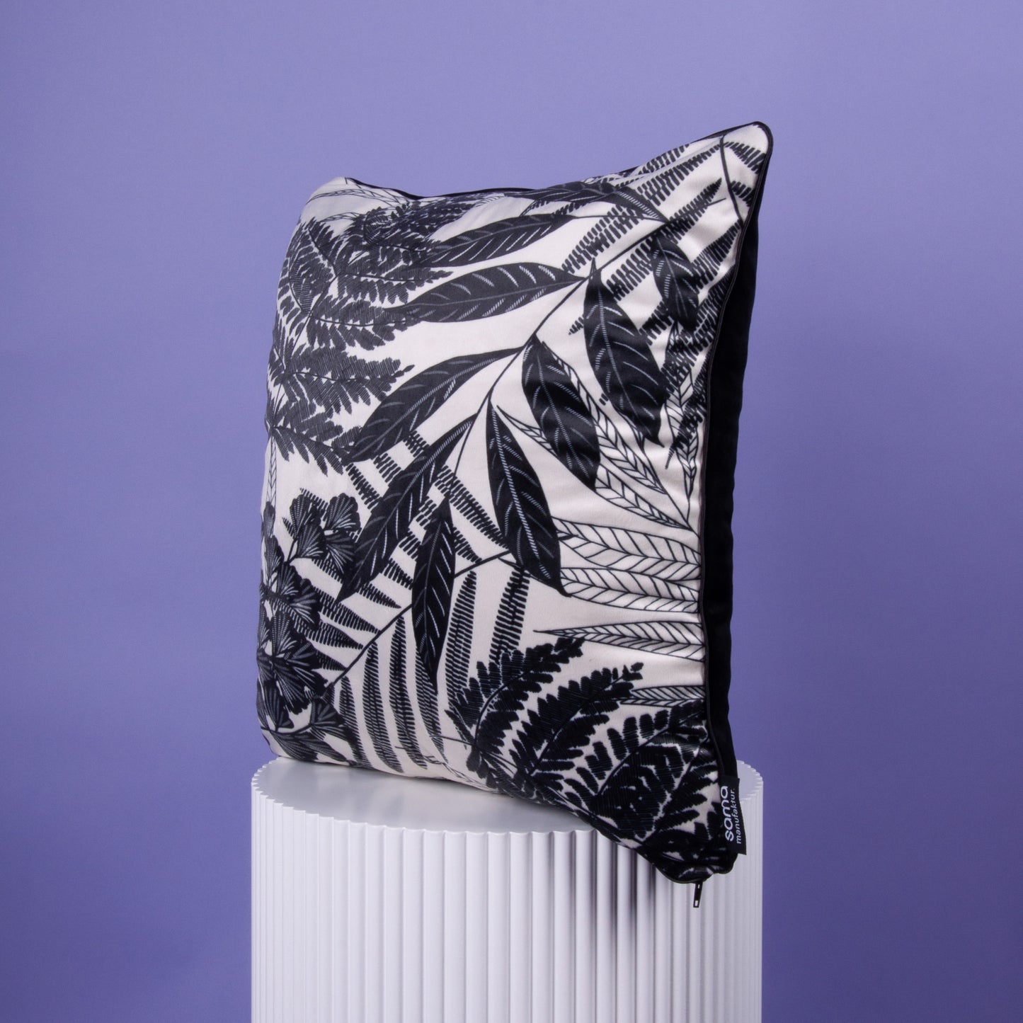 Dekokissen 40 x 40 cm Samt Schwarz weiß Blätter, Rückseite Samt Schwarz