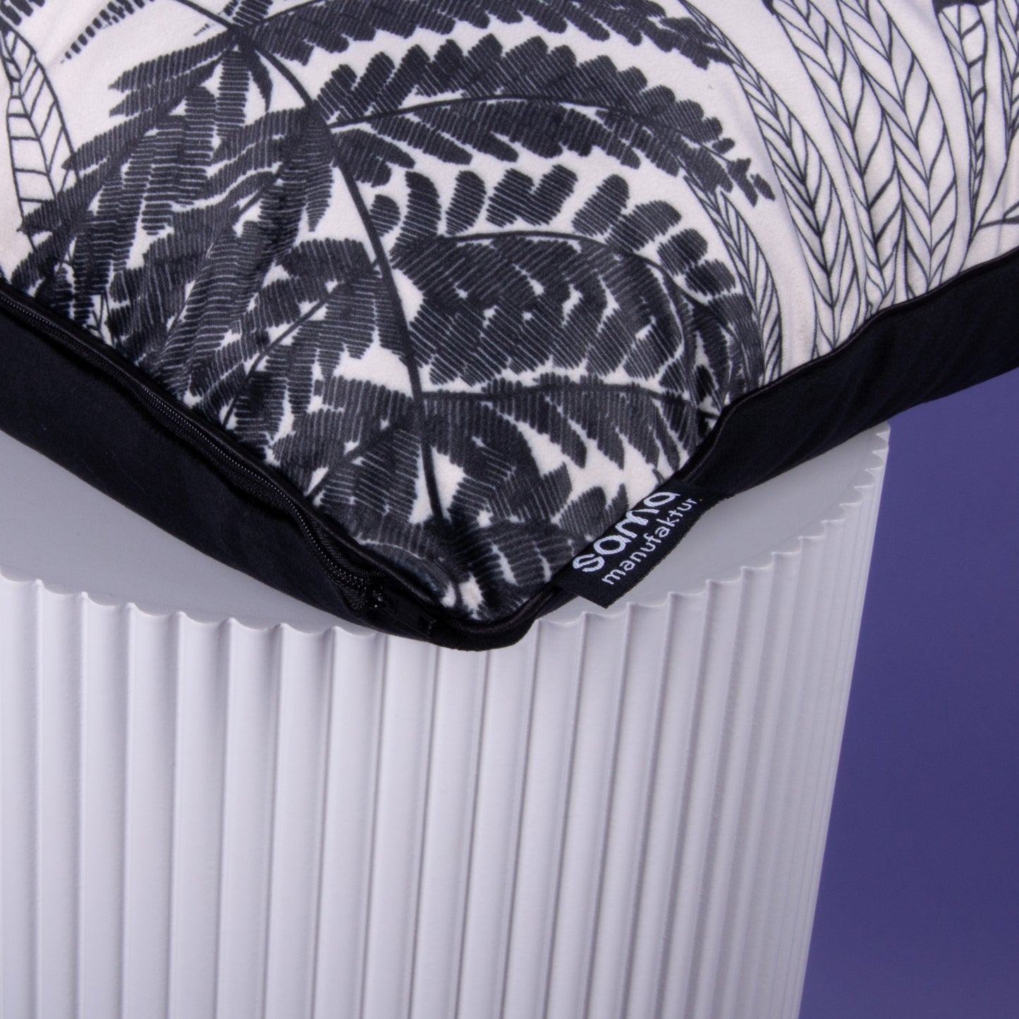 Dekokissen 40 x 40 cm Samt Schwarz weiß Blätter, Rückseite Samt Schwarz