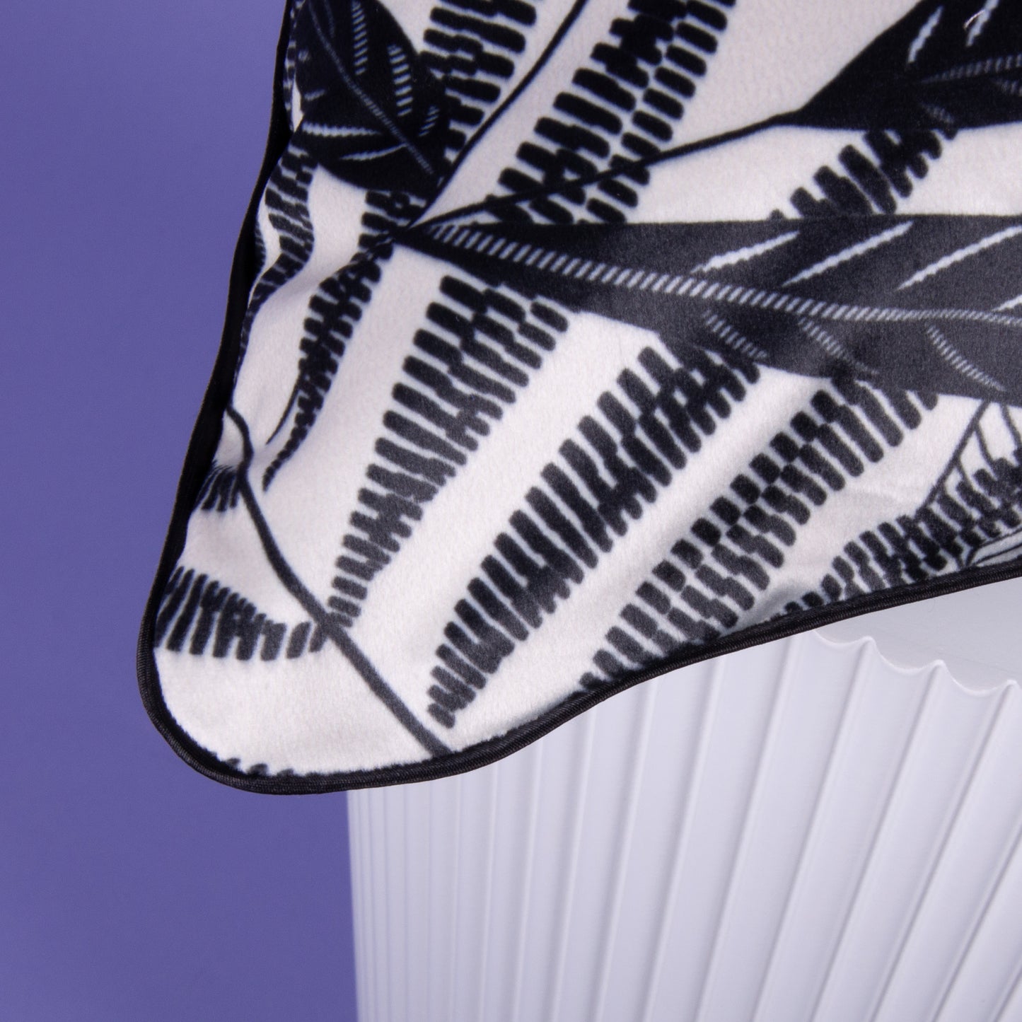 Dekokissen 40 x 40 cm Samt Schwarz weiß Blätter, Rückseite Samt Schwarz