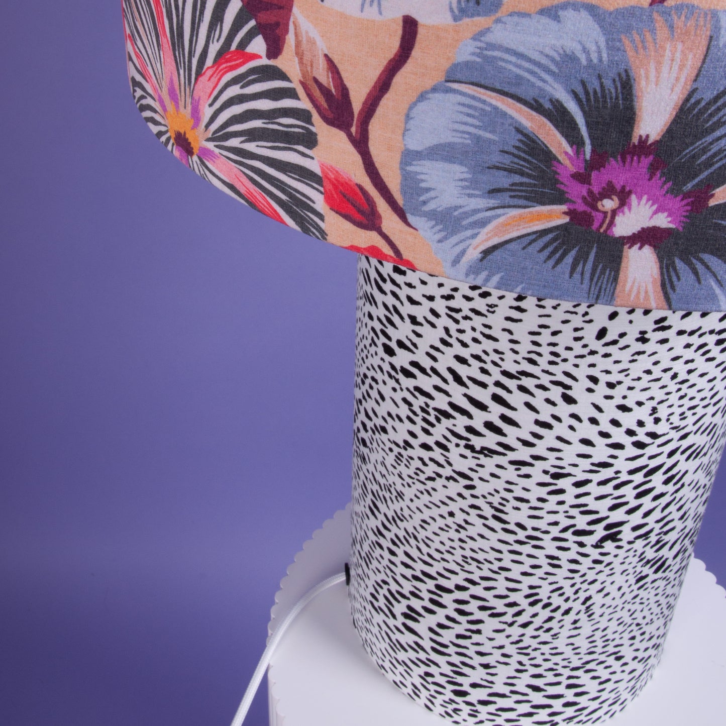Tischleuchte Hibiskusblumen – Innen Musterstoff Leopard schwarz weiß