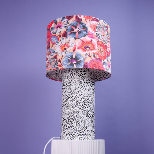 Tischleuchte Hibiskusblumen – Innen Musterstoff Leopard schwarz weiß