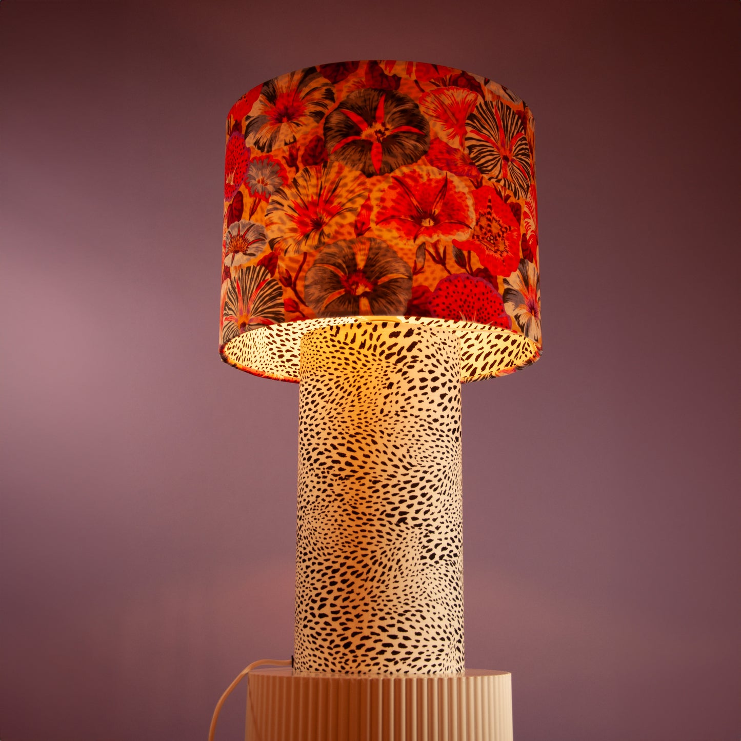 Tischleuchte Hibiskusblumen – Innen Musterstoff Leopard schwarz weiß