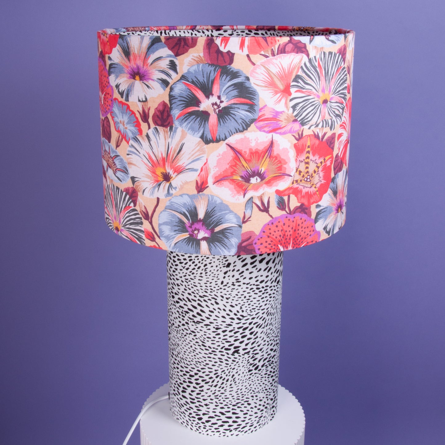 Tischleuchte Hibiskusblumen – Innen Musterstoff Leopard schwarz weiß