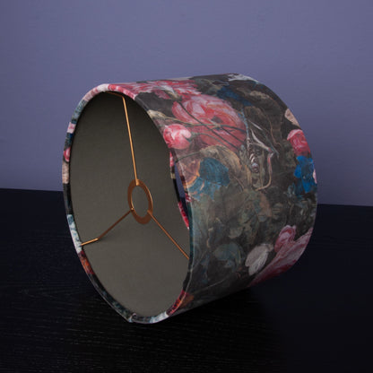 Lampenschirm Blumen Barock – Dunkler Stofflampenschirm mit opulentem Blumendesign