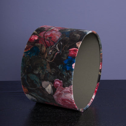 Lampenschirm Blumen Barock – Dunkler Stofflampenschirm mit opulentem Blumendesign