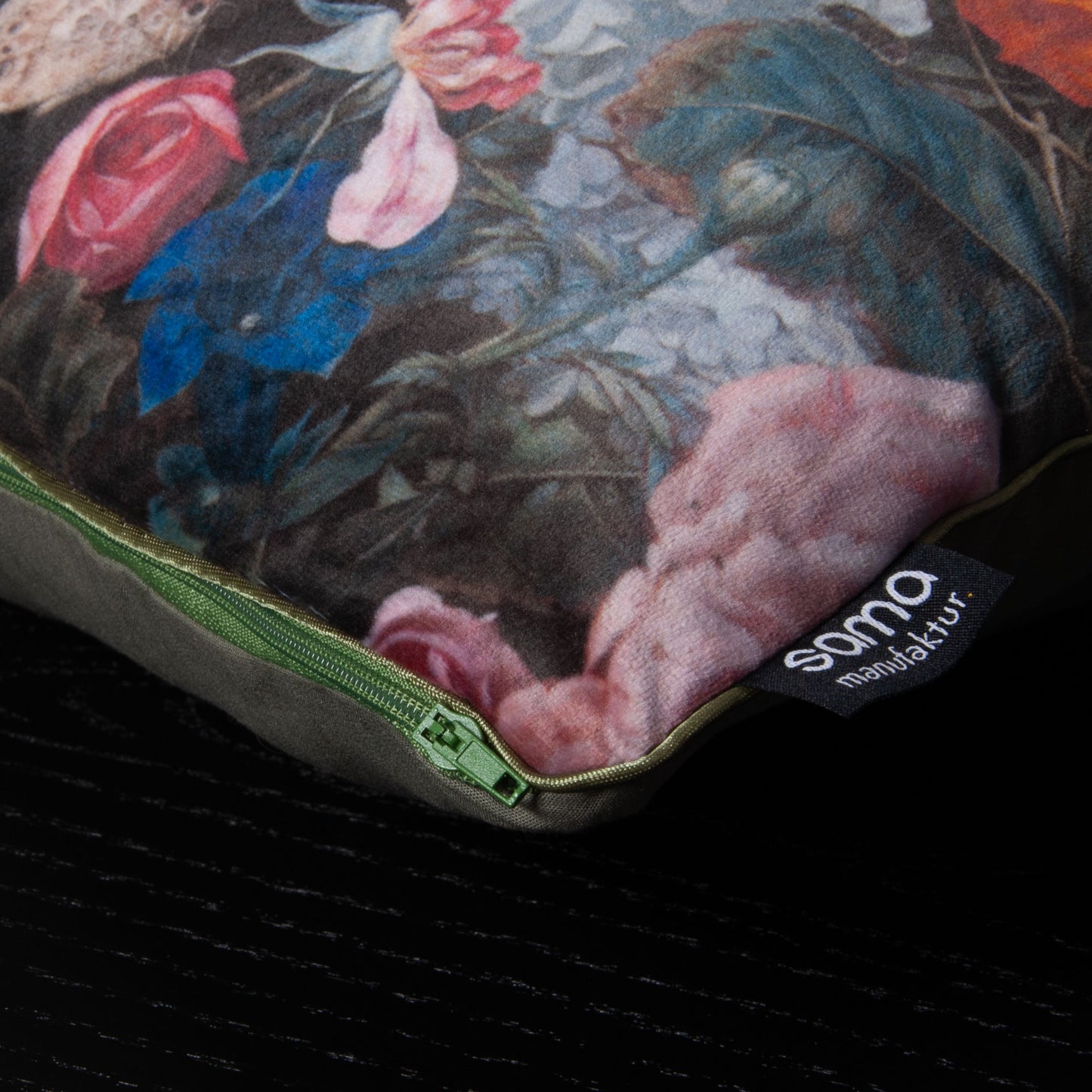 Dekokissen 40 x 40 cm Stoff Samt Blumen Floral, Rückseite Samt schwarz