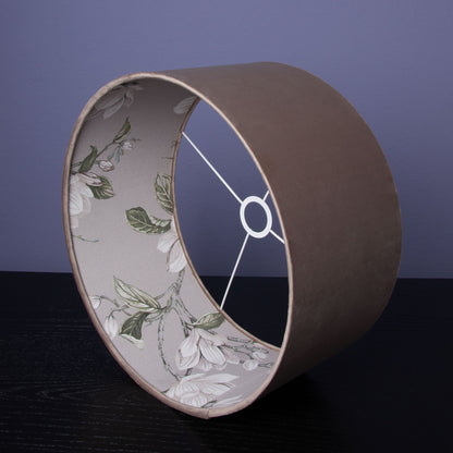 Lampenschirm Samt Beige – Florales Magnolien-Muster – Landhaus & Japandi Stil