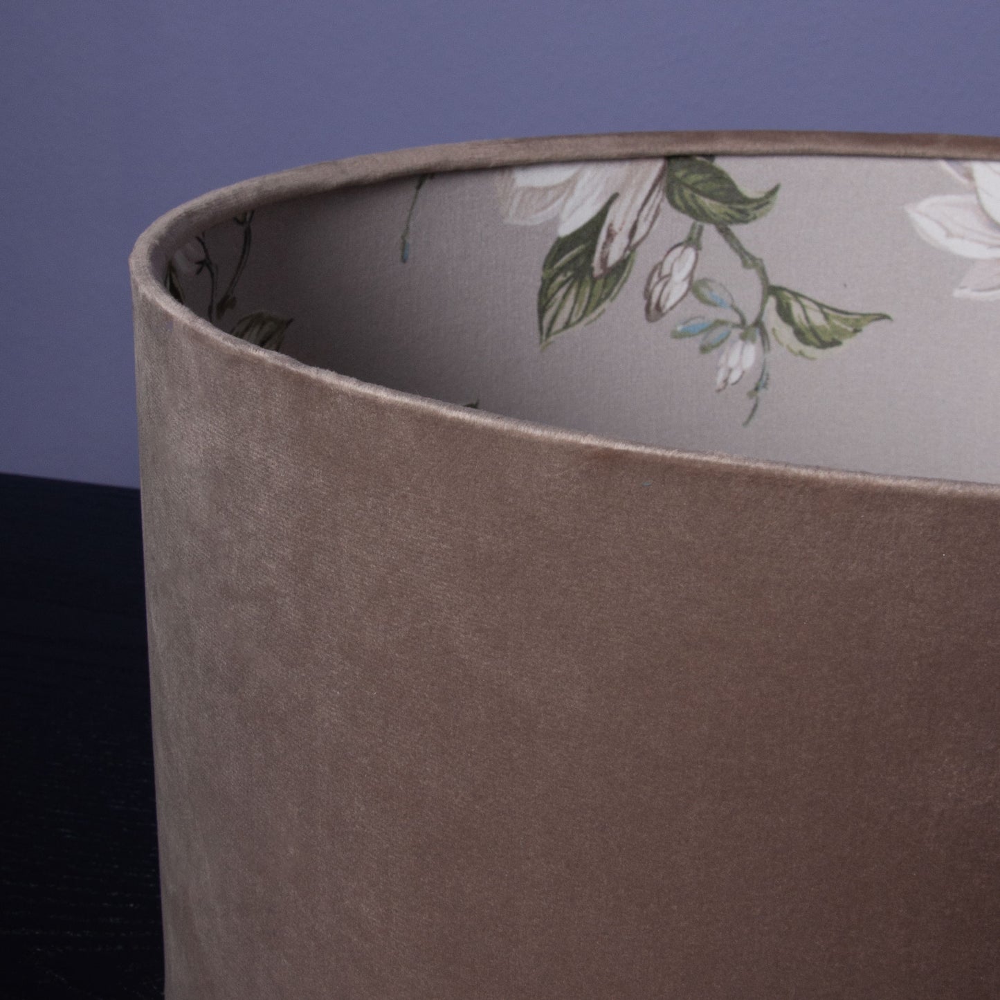 Lampenschirm Samt Beige – Florales Magnolien-Muster – Landhaus & Japandi Stil