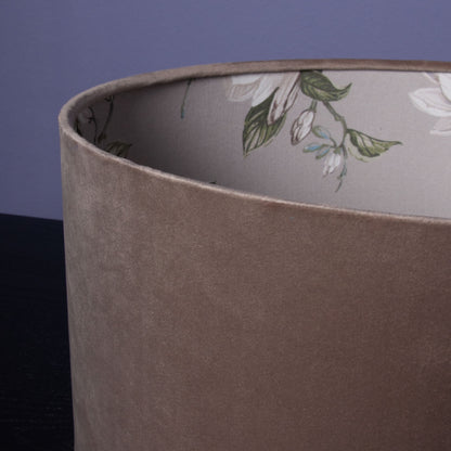 Lampenschirm Samt Beige – Florales Magnolien-Muster – Landhaus & Japandi Stil