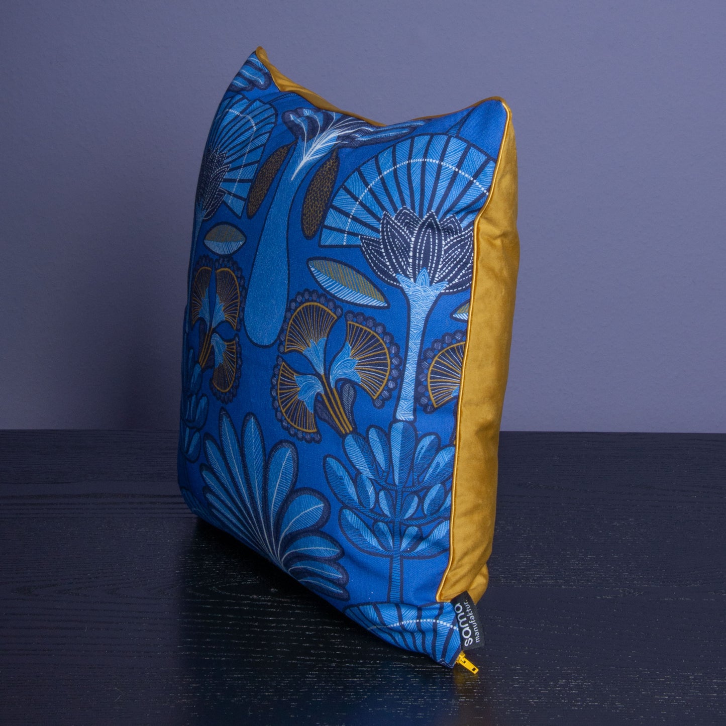 Dekokissen 40 x 40 cm Stoff Baumwollstoff Blau mit abstraktem Blättermuster, Rückseite Samt Karamellfarben