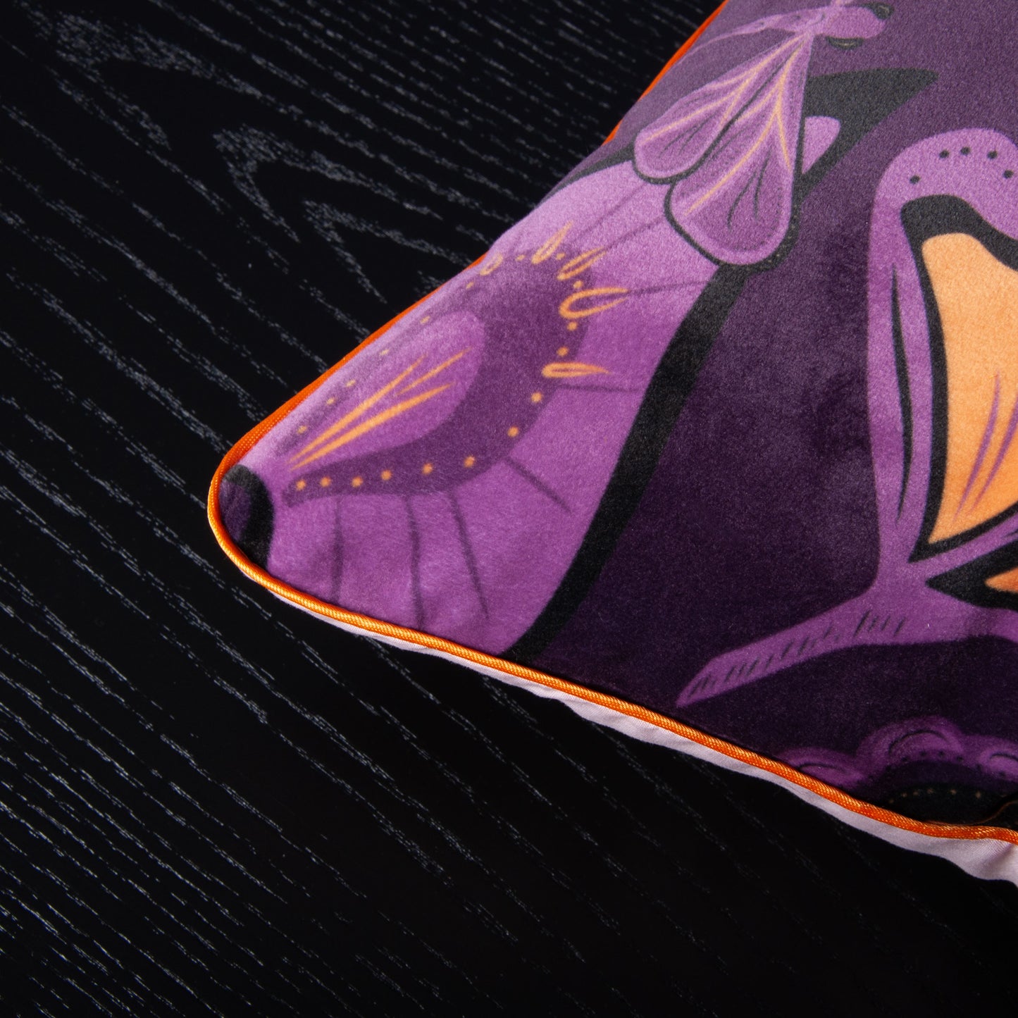 Dekokissen 40 x 40 cm Samtstoff Lila mit Libellen und Pflanzen, Rückseite Baumwolle hellrosa