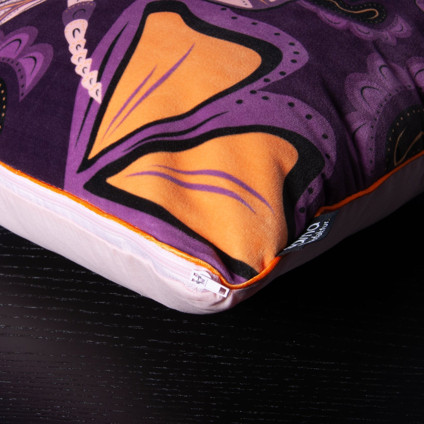 Dekokissen 40 x 40 cm Samtstoff Lila mit Libellen und Pflanzen, Rückseite Baumwolle hellrosa