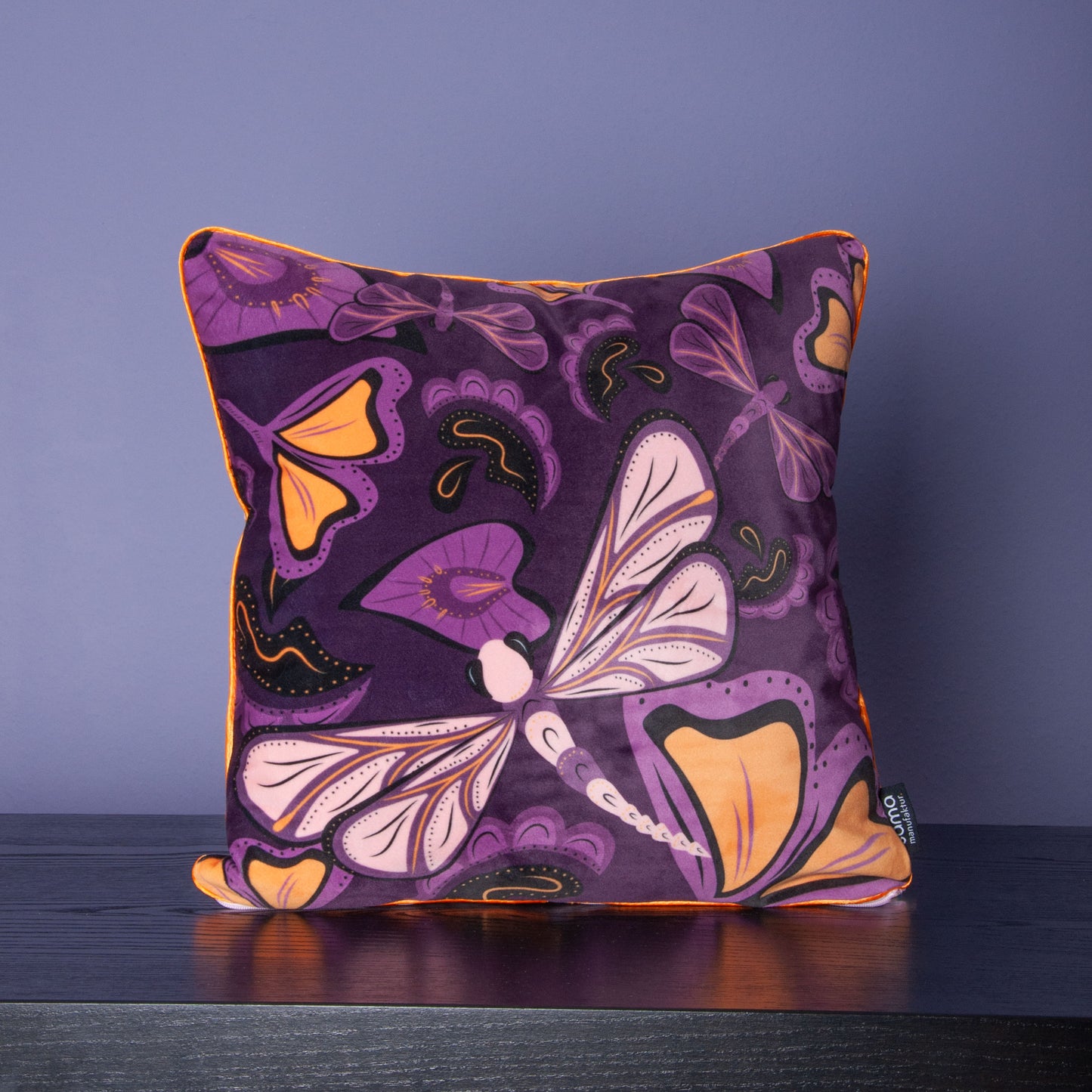 Dekokissen 40 x 40 cm Samtstoff Lila mit Libellen und Pflanzen, Rückseite Baumwolle hellrosa