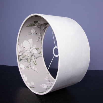 Lampenschirm Samt Creme Weiss – Florales Magnolien-Muster – Landhaus & Japandi Stil