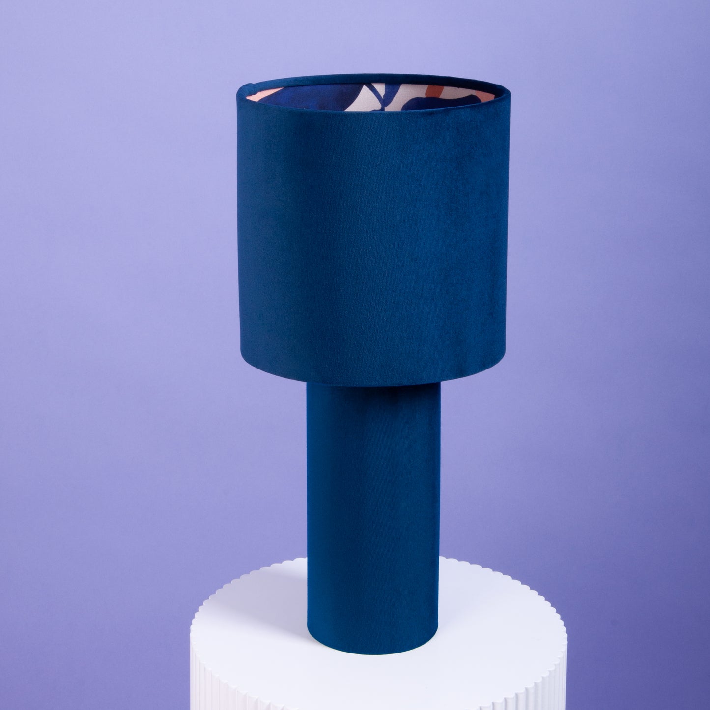 Tischleuchte Sockel Samt Blau – Innen Musterstoff Abstrakt