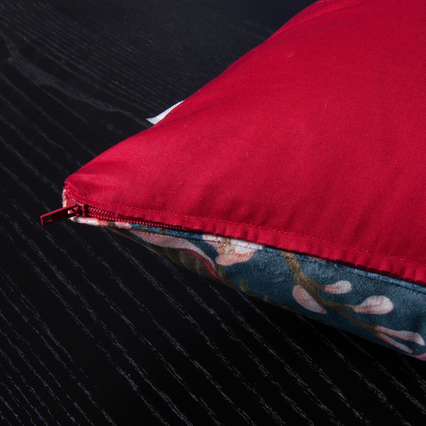 Handgefertigtes Samt Dekokissen Tukan Vögel Floral Blaugrau rote Rückseite