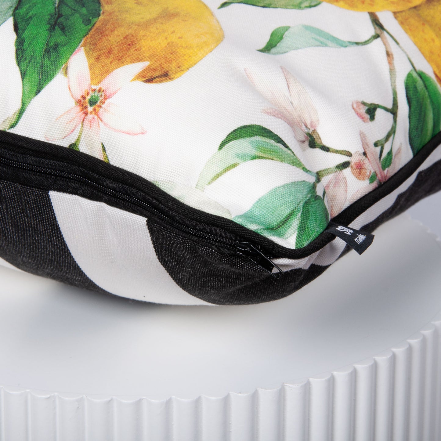 Outdoor Dekokissen 40 x 40 cm Zitronen, Rückseite schwarz-weiß gestreift