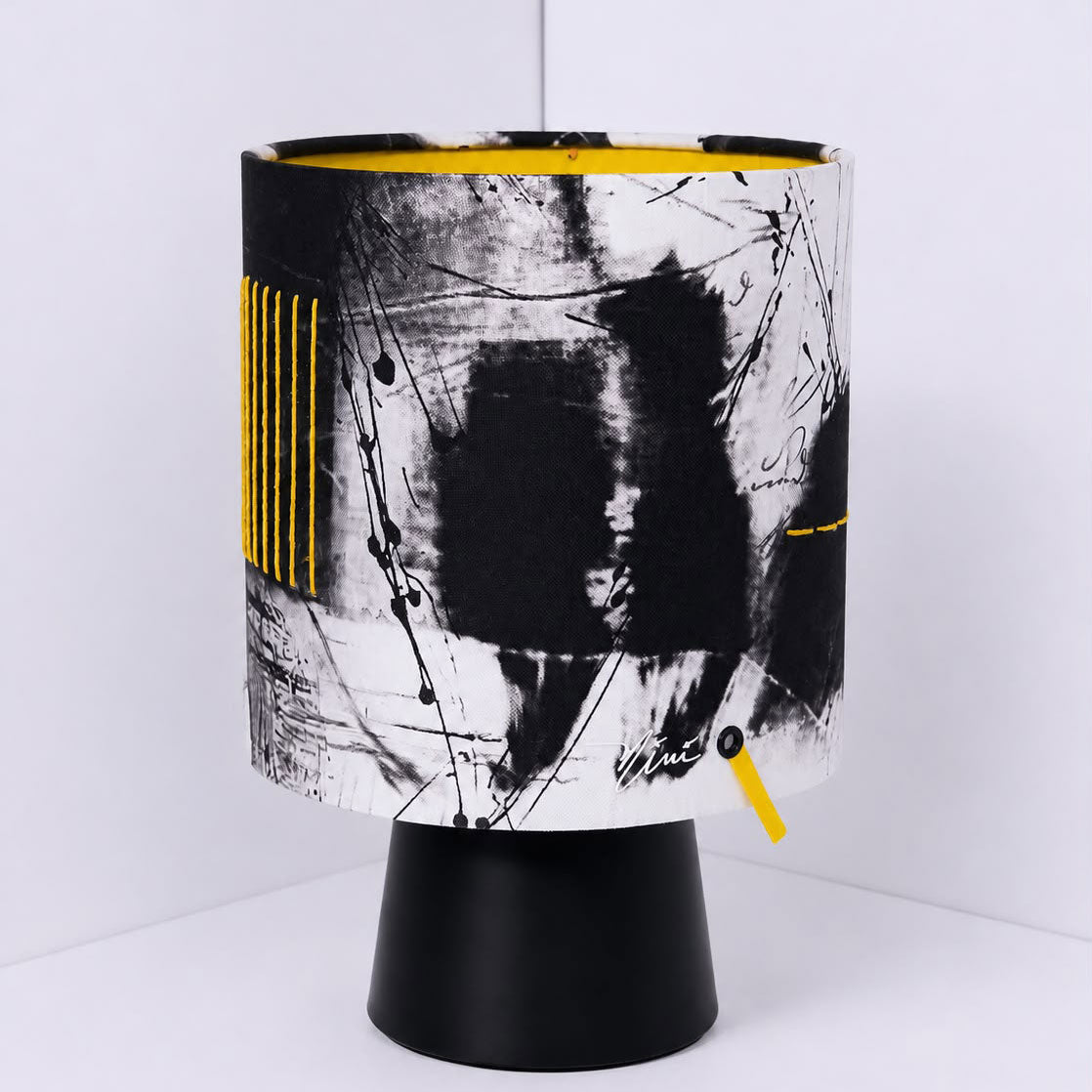 Tischlampe SHINE NOIR STITCH – MiNiSTYLE  SPECiAL EDiTiON