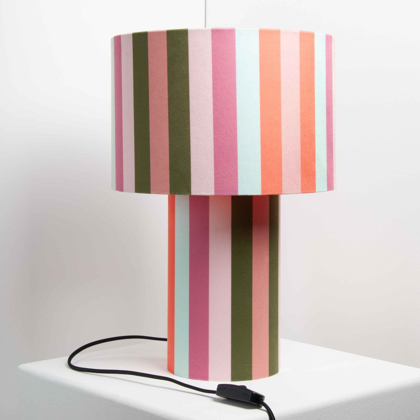 Handgefertigte Tischlampe aus gestreiften Samtstoff – verspielte Designleuchte