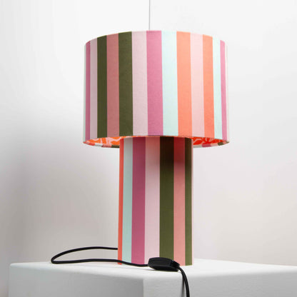 Handgefertigte Tischlampe aus gestreiften Samtstoff – verspielte Designleuchte
