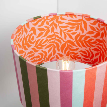 Handgefertigte Tischlampe aus gestreiften Samtstoff – verspielte Designleuchte