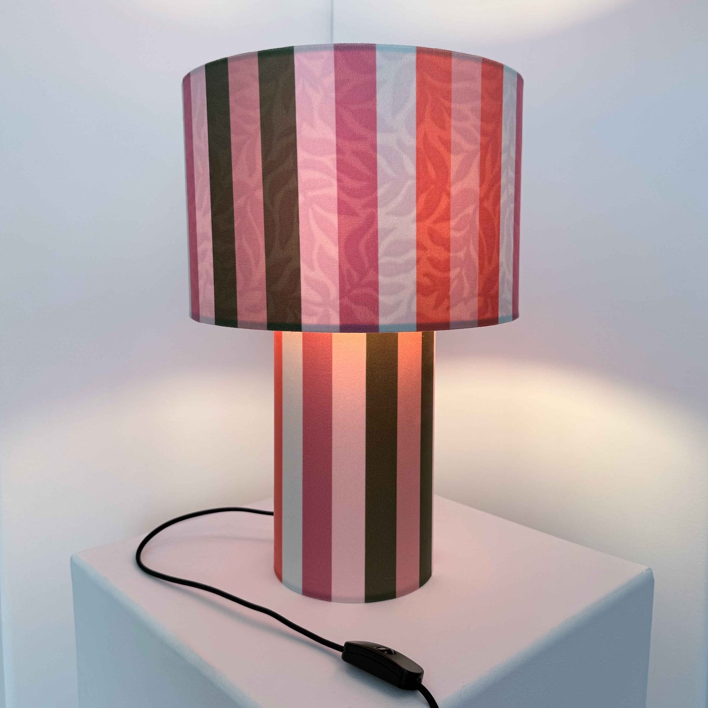 Handgefertigte Tischlampe aus gestreiften Samtstoff – verspielte Designleuchte
