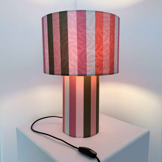 Handgefertigte Tischlampe aus gestreiften Samtstoff – verspielte Designleuchte